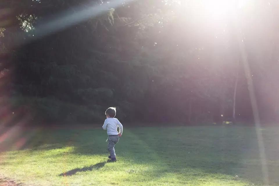 "A criança brinca no jardim de manhã"