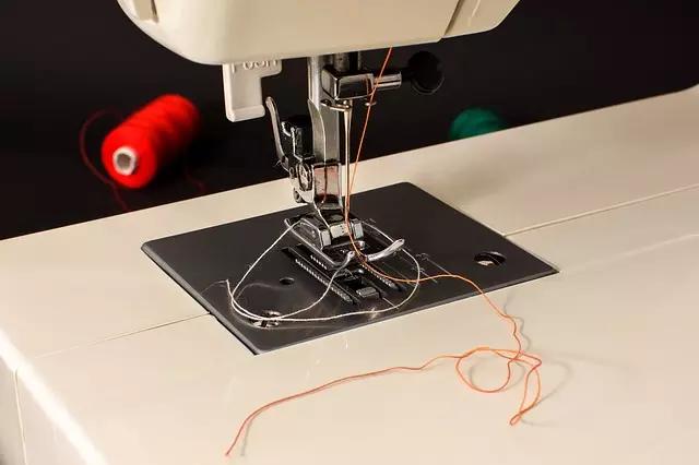 De linha e agulha a óleo para máquina, os kits de costura possuem todo o necessário.