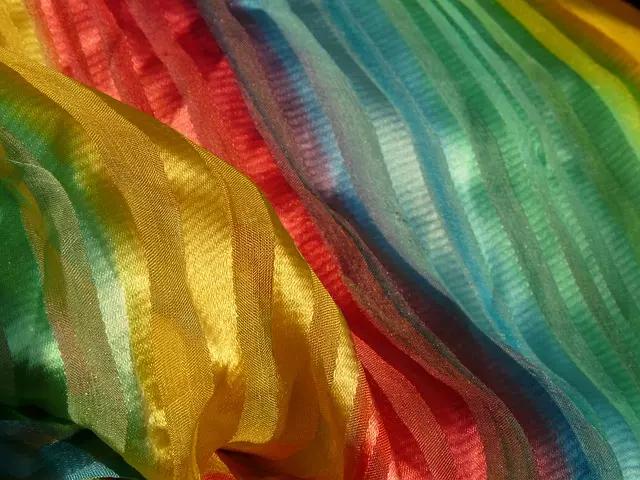 Evite comprar as cores e estampas da moda, pois você vai acabar pagando mais caro.