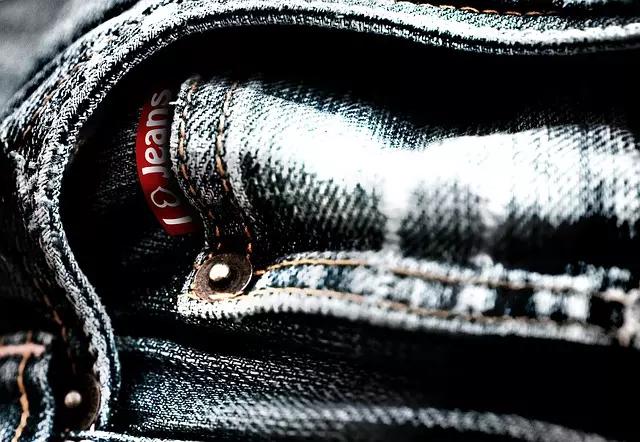 Calças jeans obsoletas podem virar fonte de matéria prima!