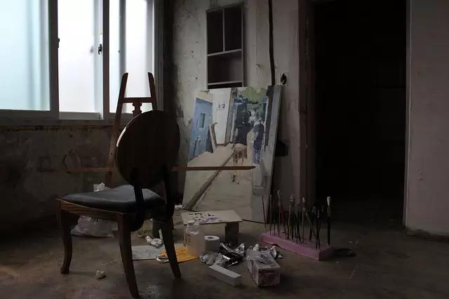 Não adianta fazer aula particular em casa se você não tem onde colocar seu cavalete...