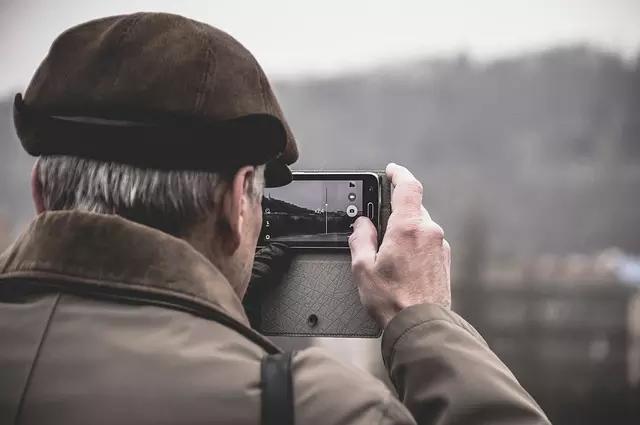 As câmeras fotográficas do celular podem ser muito úteis para quem quer aprender, mas não pode comprar um aparelho profissional.