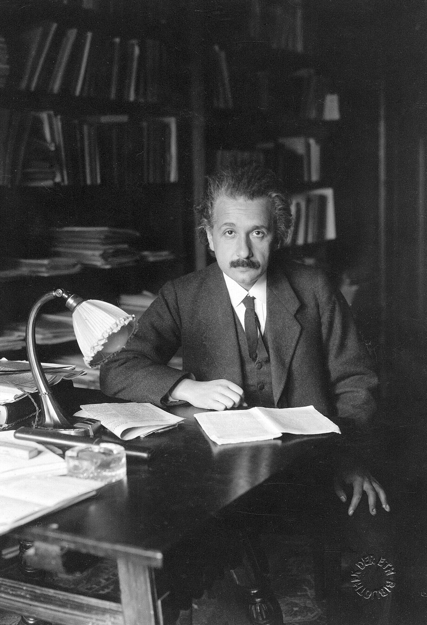 Imagem de Albert Einstein em seu escritório da Universidade de Berlim